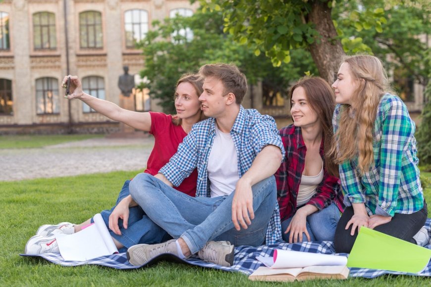 How to Choose the Best Online Political Science PhD Program in 2025